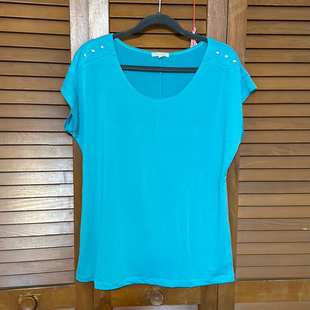 Lightweight teal top